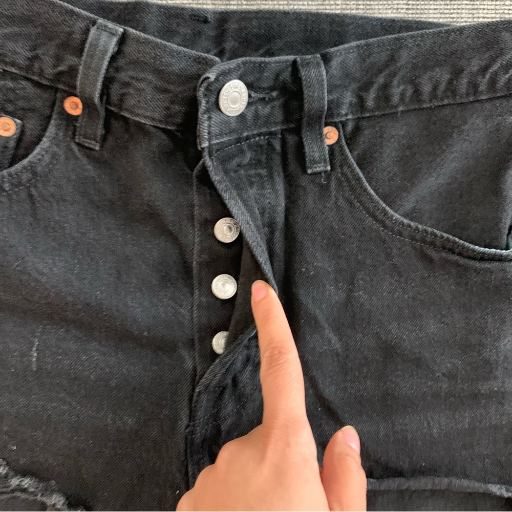 Levi’s 501 Faded Black Distressed Frayed Hem Shorts size 27 Cotton Button Fly - Picture 2 of 9